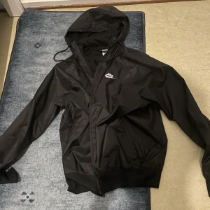 Nike jacka säljs  - Nike jacka säljs den är i fint skick och är enkel o matcha går för 1200 men säljs för 500kr 
