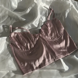 Fest topp - Oanvänd rosa topp med knytning där bak. Satin liknande material. Betalningen via swish. 💓