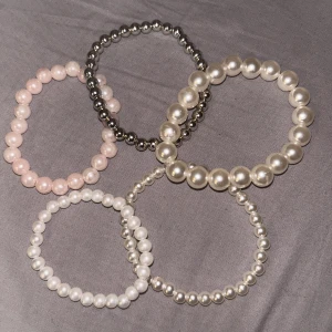Armband - 5 stycken fina pärl armband. Ett rosa, ett silvrigt, ett vitt och två lite mer cream färgade💞DET VITA I VÄNSTRA NEDRE HÖRNET ÄR SÅLT! Alla som är kvar för 30kr eller 10kr styck 