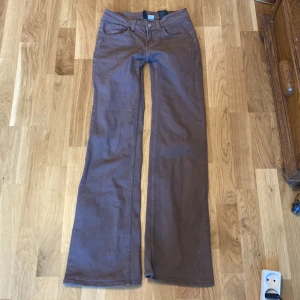Lågmidjade jeans  - Bruna och lågmidjade jeans från H&M i bra skick❤️ Storlek 32 eller Xxs/xs. Kontakta vid frågor