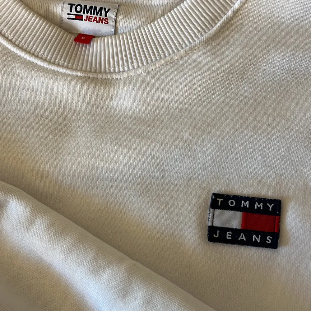 Säljer denna vita mysiga Tommy Hilfiger sweatshirt då den inte kommer till användning🤍 nypris 1199kr, säljer för 450kr💗 storlek S. Tröjor & Koftor.