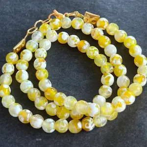 Super snyggt halsband med speciella gula pärlor med lite vitt i. Halsbandet är elastiskt och är cirka 40cm. Tillkommer spänne så man kan justera det efter önskad storlek. Obs frakten är 15kr 