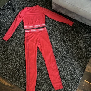 Stronger träningsset Röd - Säljer mitt knappt använda Stronger-set. Det är rött och väldigt sparsamt använd. 