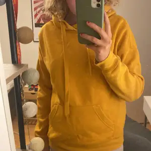 Säljer denna bekväma, gula hoodie från new yorker eftersom att den tyvärr inte blir använd💛