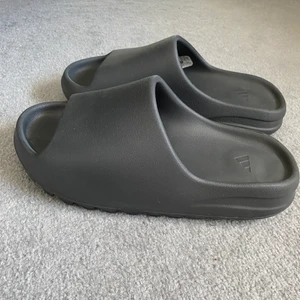Yeezy slide onyx - Säljer mina yeezy slides för att de var för små. Passar 43. De är näst intill nyskick och inga större skador på boxen. Pris kan diskuteras… jag kan även tänka mig byta mot ett par onyx i storlek 46!
