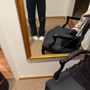 Säljer förstora jeans från Gina! Storlek 34, har själv storlek 32 så har aldrig använt dom men testat att vikt ner kanten på dom. 