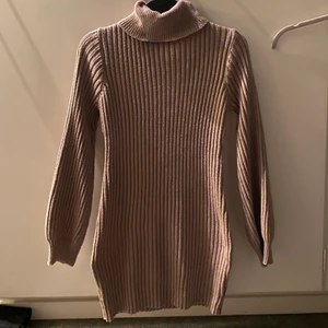 Stickad klänning  - Så fin stickad klänning som är använd max 5 gånger, fint skick💕