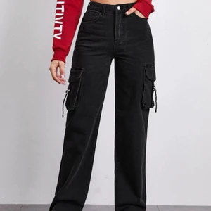 Cargo byxor - Jätte fina cargo byxor! Byxorna har varit använda en gång men har haft dom ett tag. Byxorna sitter fint och ger en flare look.