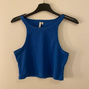 Blå topp - Mörkblå topp som är till midjan. Den är i storlek S och använd ett fåtal gånger.