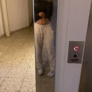 Linnebyxor  - Säljer dessa linnebyxor som e tyvärr för små för mig🫶🏽 (skriv om ni vill ha fler bilder)