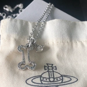 Vivienne Westwood Halsband  - Äkthetsbevis finns. Knappt använd. Nypris 1500 kr, inköpt på Zalando. Kan prutas vid snabb affär.