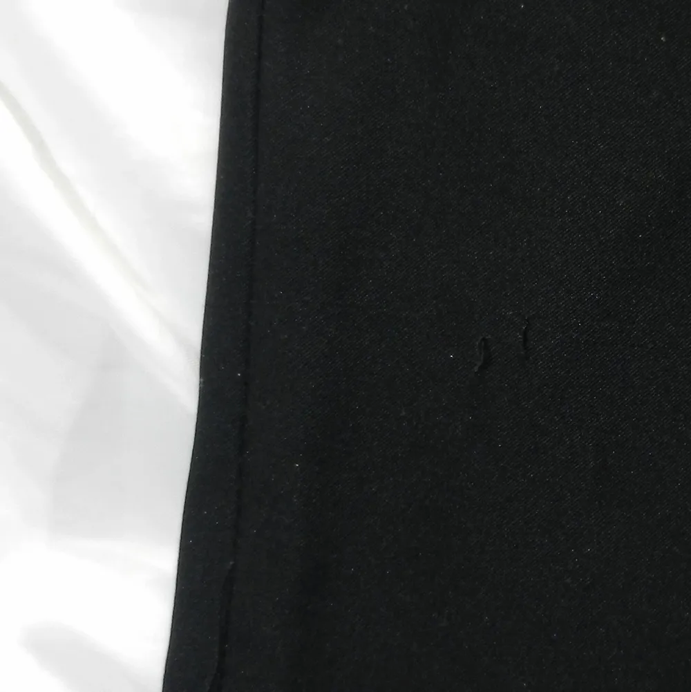Svarta kostymbyxor köpta från humana som tyvär är för små! Har en liten defekt på baksida ben (bild 3). Står ingen storlek men skulle gissa xs! Skriv för frågor eller fler bilder. Jeans & Byxor.