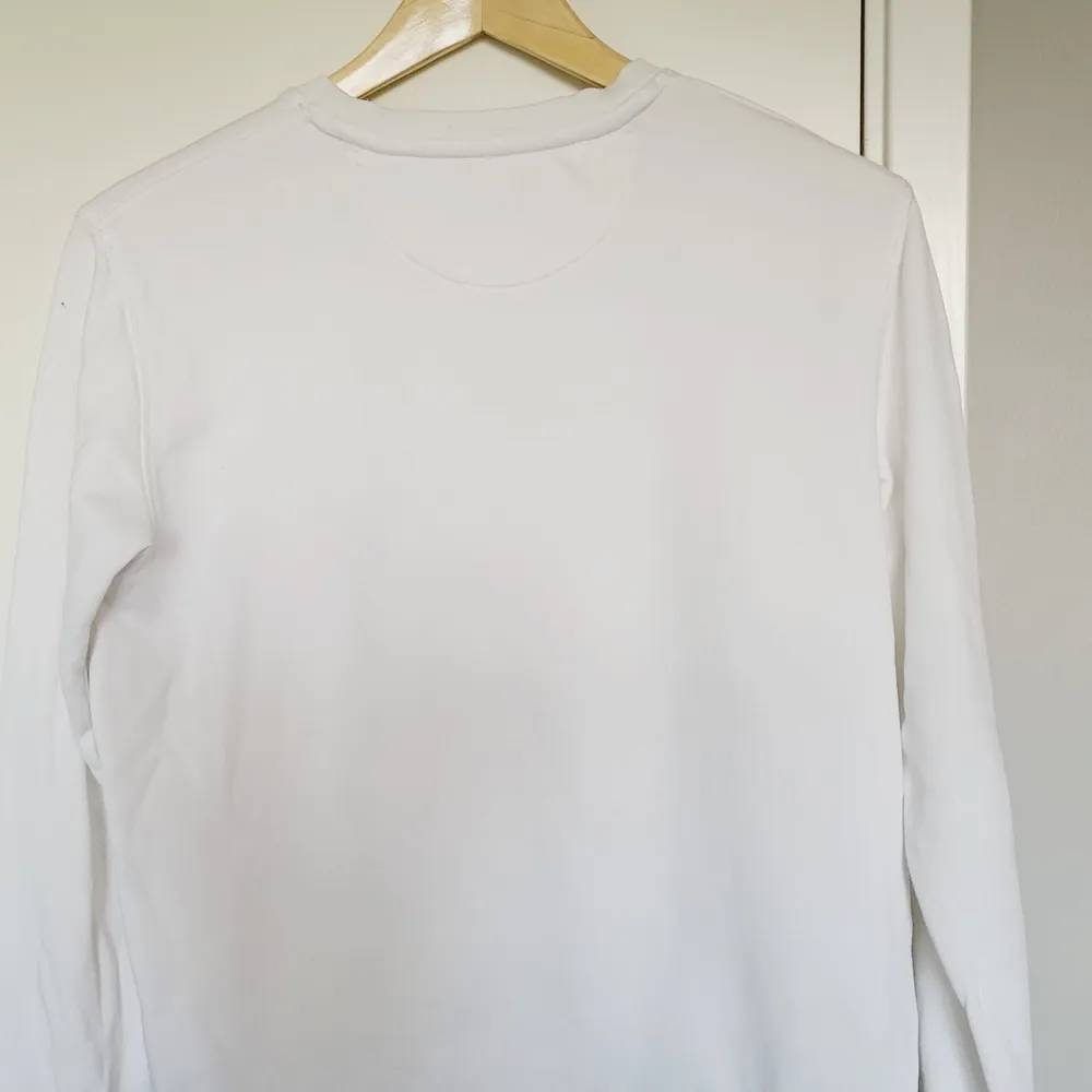Mått: 170 cm. Skulle säga storlek S. Säljer min vita gant tröja då den har blivit för liten för mig. Använd max 2 gånger och är i jättefint skick.. Tröjor & Koftor.