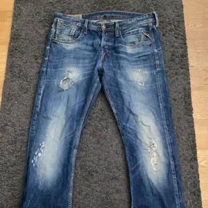 Replay jeans - Tja, säljer mina replay jeans pga jag ej har någon användning till de så skulle jätte gärna vilja bli av med den, storleken på den är I midjan och längden 34. Nypris på de här jeansen ligger runt på 1700-1800. Inga skador eller något sånt helt bra skick.