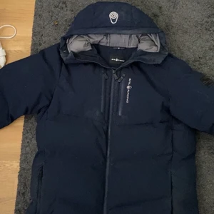 Sail racing jacka  - Hej, säljer min sail racing jacka pga att jag ej använder den längre och använder en helt annan jacka nu, skriv om ni är intresserade. Jackan är i men storlek så nypris kostade den 4,500 men eftersom den är sliten på en av armen så säljer jag den för 1500