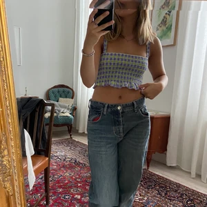 Rutigt croppat linne strl XS-S - Ett lila och grönt croppat linne från COLLUSION i strl XS-S. Väldigt skön och stretchig i materialet. 