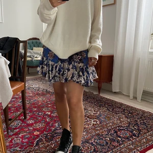 Blommig kjol från Zara strl. S - En blåblommig kjol från Zara i strl S. Kjolen är liten i storleken så passar personer mellan XS-S. 