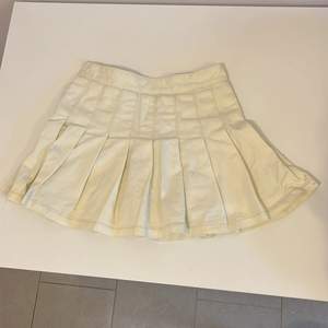 Tennis kjol från brandy Belleville kan bäras både högmidjat och lågmidjat. Köpt för 250