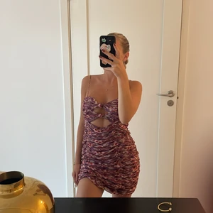 Pangsnygg klänning - För snygg klänning som tyvvär inte kommer till användning, aldrig använd endast testad 💕 