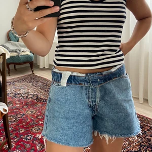 HM Vintage Shorts strl 36-38 - Ett par blå shorts från HM vintage i strl 38. Storleken är true to size. Tyvärr är de för stora för mig så jag har vikt upp dom ett varv och då pasar de strl. 36. Skriv vid fler bilder.