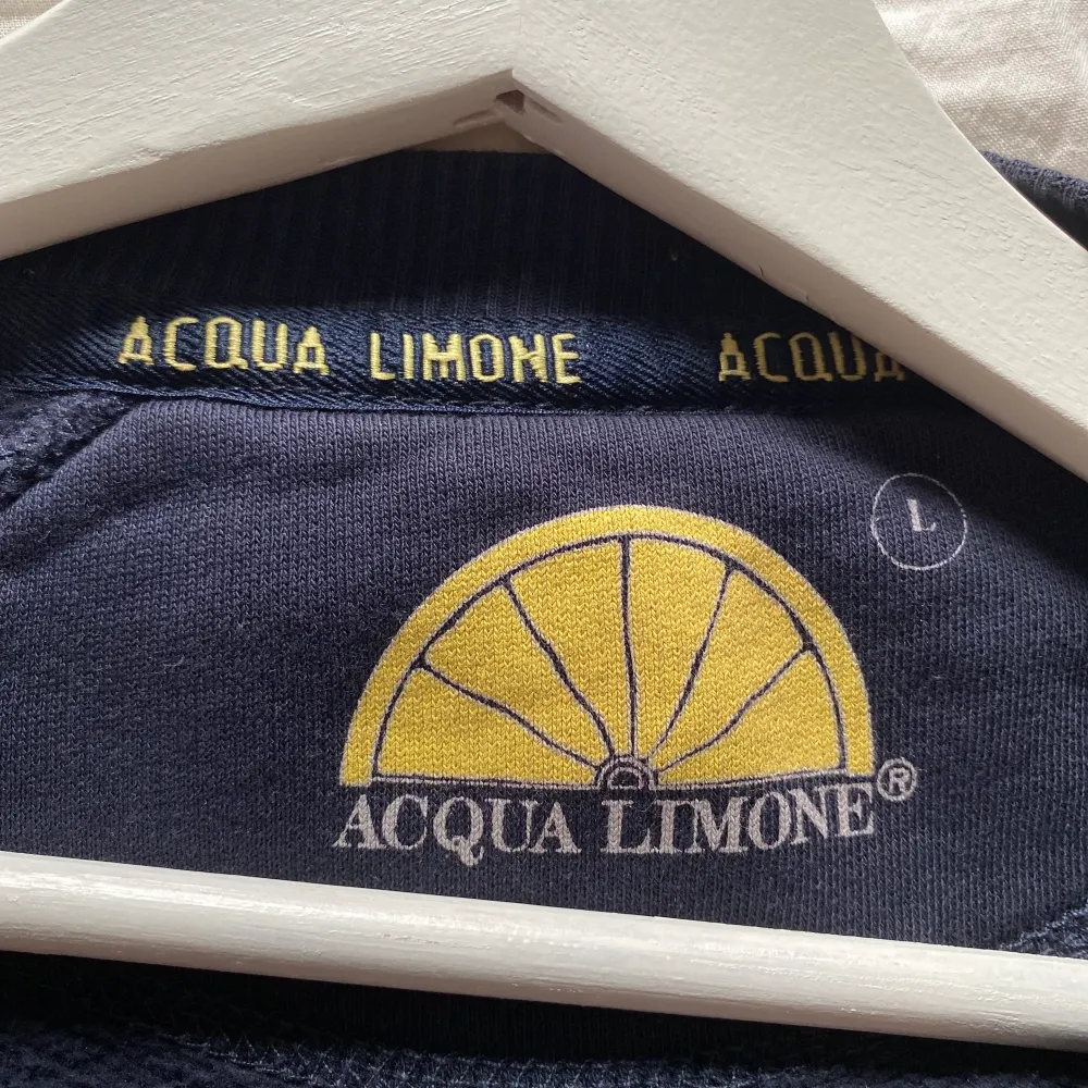 Mörkblå aqua limone tröja till salu! Bra skick i storlek L🦋. Tröjor & Koftor.