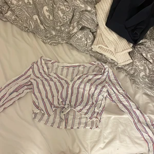 randig blus från hm  - säljer min randiga blus från hm då den ej används. den är lite kort så naveln syns men inte så mycket mer. väldigt skön nu på sommaren då den är sval.  köparen står för frakt