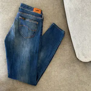 Lee jeans i mycket fin färg som endast använts ett fåtal gånger. Är väldigt sköna med stretch. 
