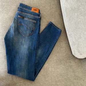 Lee jeans scarlett W28 L31 - Lee jeans i mycket fin färg som endast använts ett fåtal gånger. Är väldigt sköna med stretch. 