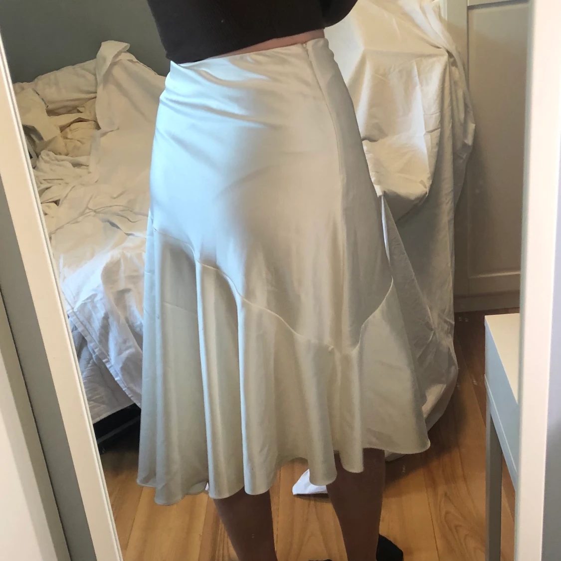 Asymmetrisk satinkjol - 90