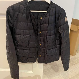 Moncler jacka - Svart Moncler jacka i strl 1 (S) nypris