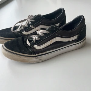 Vans skor  - Kommer städas innan frakt! Lite slitning på sulan  Storlek 38 Frakt tillkommer