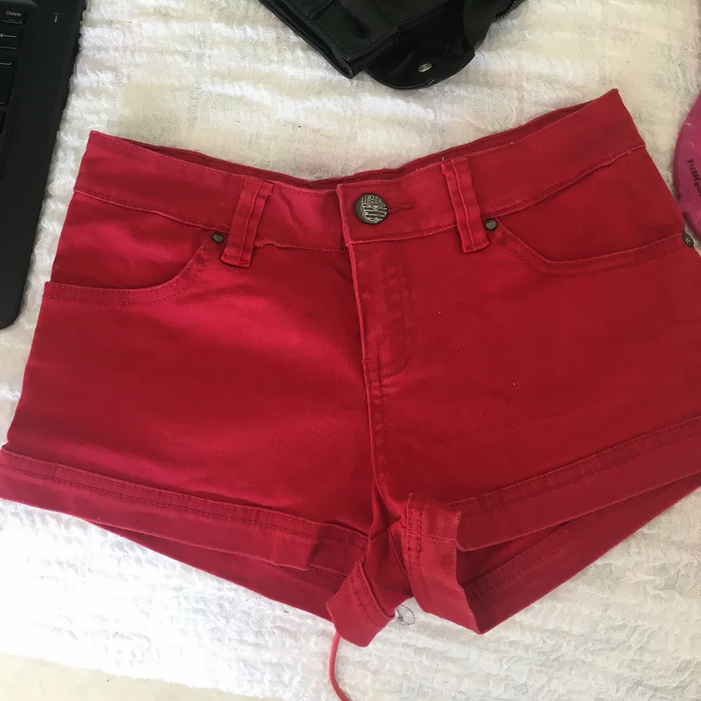 Fin röd shorts jeans byxa .somma.storlek 36 . Midjan mått är 36 cm och längd på byxa är ca 24cm . Jeans & Byxor.