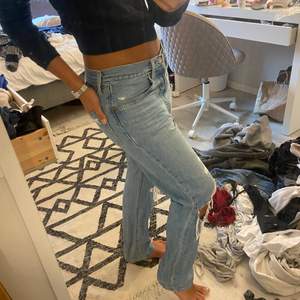 Säljer mina raka (modellen straight) levi’s jeans! Storlek 36/38 - 27/28
