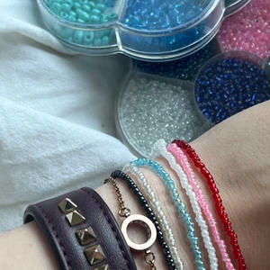 Pärlarmband med knäppe - Hej, Jag säljer egengjorda pärlarmband bestående av glaspärlor. Bild 3 visar närmare exempel på hur armbanden kan se ut men de kan såklart variera i färg och färgkombination. Armbanden fästs med knäppe. Hör gärna av er vid intresse eller övriga frågor. 