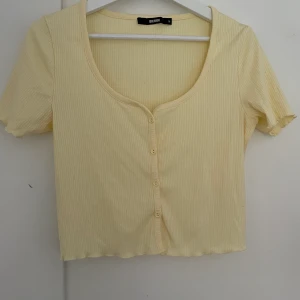 Bikbok gul T-shirt  - Plagget är köpt för 2 år sedan och använt 2 gånger. Den är i bra skick.