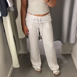 Linnebyxor - Säljer ett par linnebyxor då de är för små och aldrig använda! Prislappen är kvar! Om flera är intresserade blir de budgivning!!!! Frakt tillkommer 💓🫶🏽