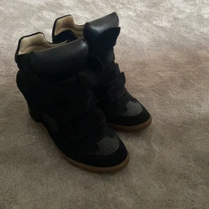 Isabel marant skor - Säljer mina marant skor pga dålig använding❤️