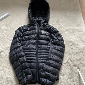 Jacka strl xxs - Säljer denna Armani jackan för den inte kommer till användning längre. Köptes för 1,645kr men säljer för 350kr bra skick köparen står för frakten 