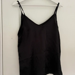 Rut & circle linne - Tröjan är använd några gånger och är i väldigt bra skick, passformen är lite pösig men perfekt o stoppa in litegrann i byxan eller kjolen, den går inte att justera i banden