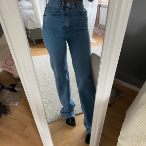 Jeans  - Skit snygga jeans från PULL&BEAR, använda men fortfarande jättefina. Spårbar frakt tillkommer på 51 kr❤️