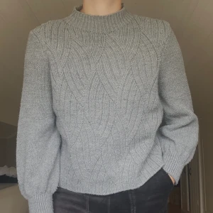 Grå tjocktröja - Grå tjocktröja i storlek M. Tröjan är köpt begagnad men är väldigt oanvänd av mig, därför sälja den. Kontakta mig vid köp💕