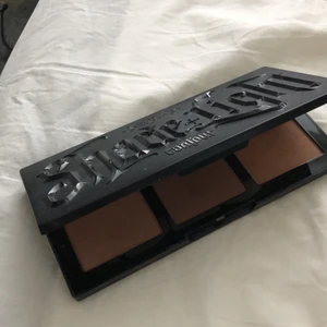 Bästa contourpaletten❣️ - Har två stycken så använder ej denna längre, bananafärgen är mest använd o är ett amazing puder under ögonen😍 