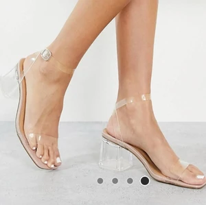 Klackar - Ett par beige sandaler med genomskinliga band och klack liknande glas klackskor. Använda en gång därför som nya. Säljer pga hade dom bara på skolavslutningen och har inte kommit till användning efteråt. Jätte fina och bekväma att gå i. 