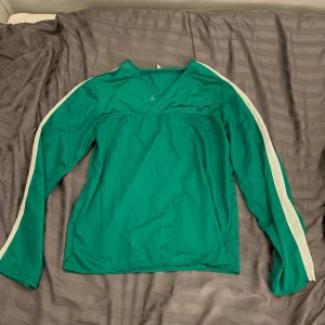 Longsleeve - Skön luftig tröja. Köpt på second hand. Tröjan har en fläck med vit målarfärg på bröstkorgen, som man kan se på bilden.  