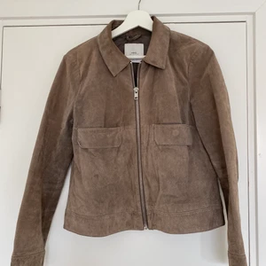 Jacka Mango, strl L (liten i storleken) - Brun/grå jacka från Mango i strl L. Liten i storlek så skulle snarare beskriva den som M. 