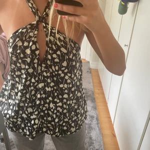 Snygg topp! - Säljer denna supersnygga halterneck topp från Zara✨Bara använd ett fåtal gånger och är därför i toppenskick. Storlek M