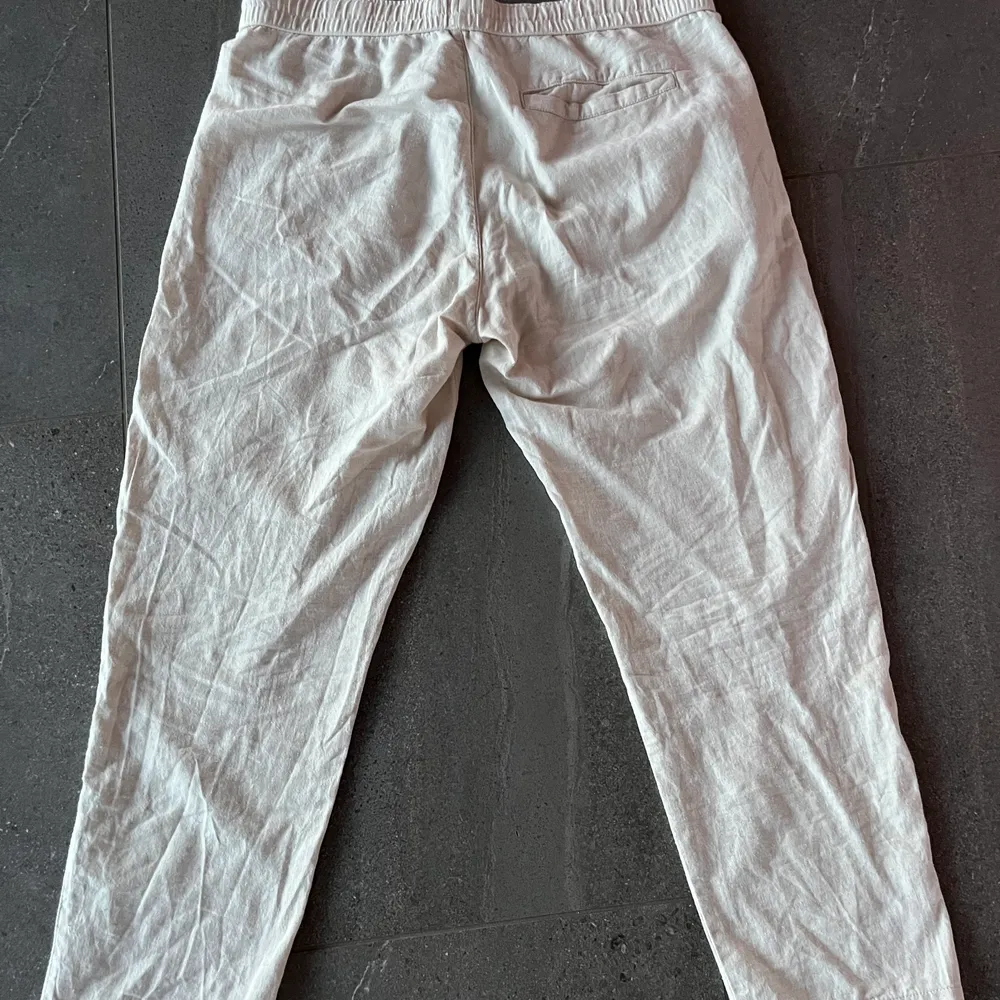 Ett par sjyssta linnebyxor i storlek XL, passar perfekt till en ljus pike och ett par vita sneakers . Jeans & Byxor.