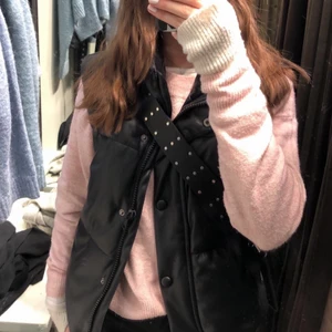 Väst från zara - säljer min väst i skinn skinnimitation från Zara. passar till allt ocv är superfin 💗 storlek XS men passar även S-M!! hör av er vid fler frågor o bilder 💗 den är inprincip helt oanvänd,, total pris + frakt