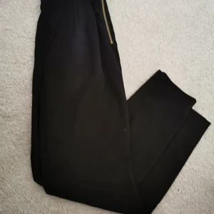 Kostymbyxor - Kostymbyxa med knäppning i sidan, hög midja 