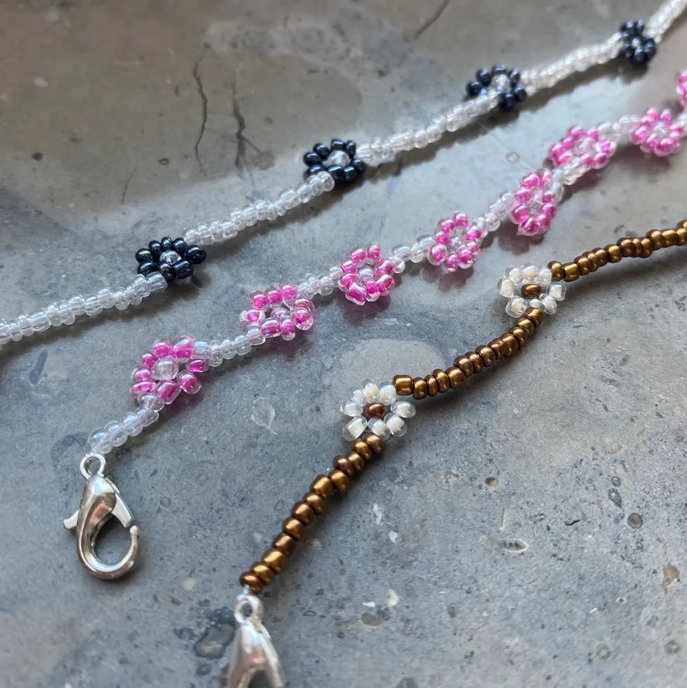Jag har nu även möjlighet att göra dess typer av armand med blommor. Du får själv välja vilka färger du vill ha och hur du vill kombinera dem. Även dessa armband fästs med ett knäppe och en hake för ett hållbarare armband.. Asusteet.